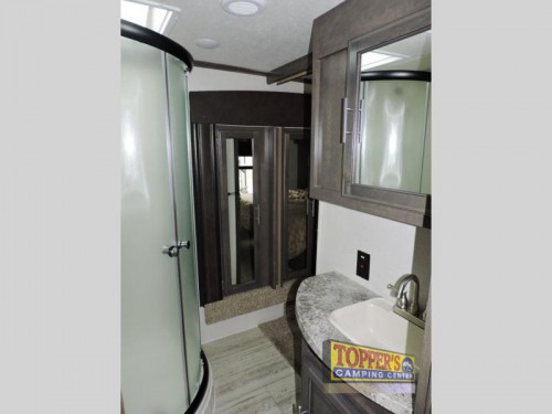 Crossroads Cruiser CR3351BH Fifth Wheel Bathroom